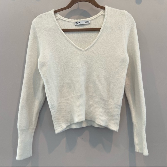 ZARA White Fuzzy V-Neck Cropped Sweater Small - Picture 3 of 7